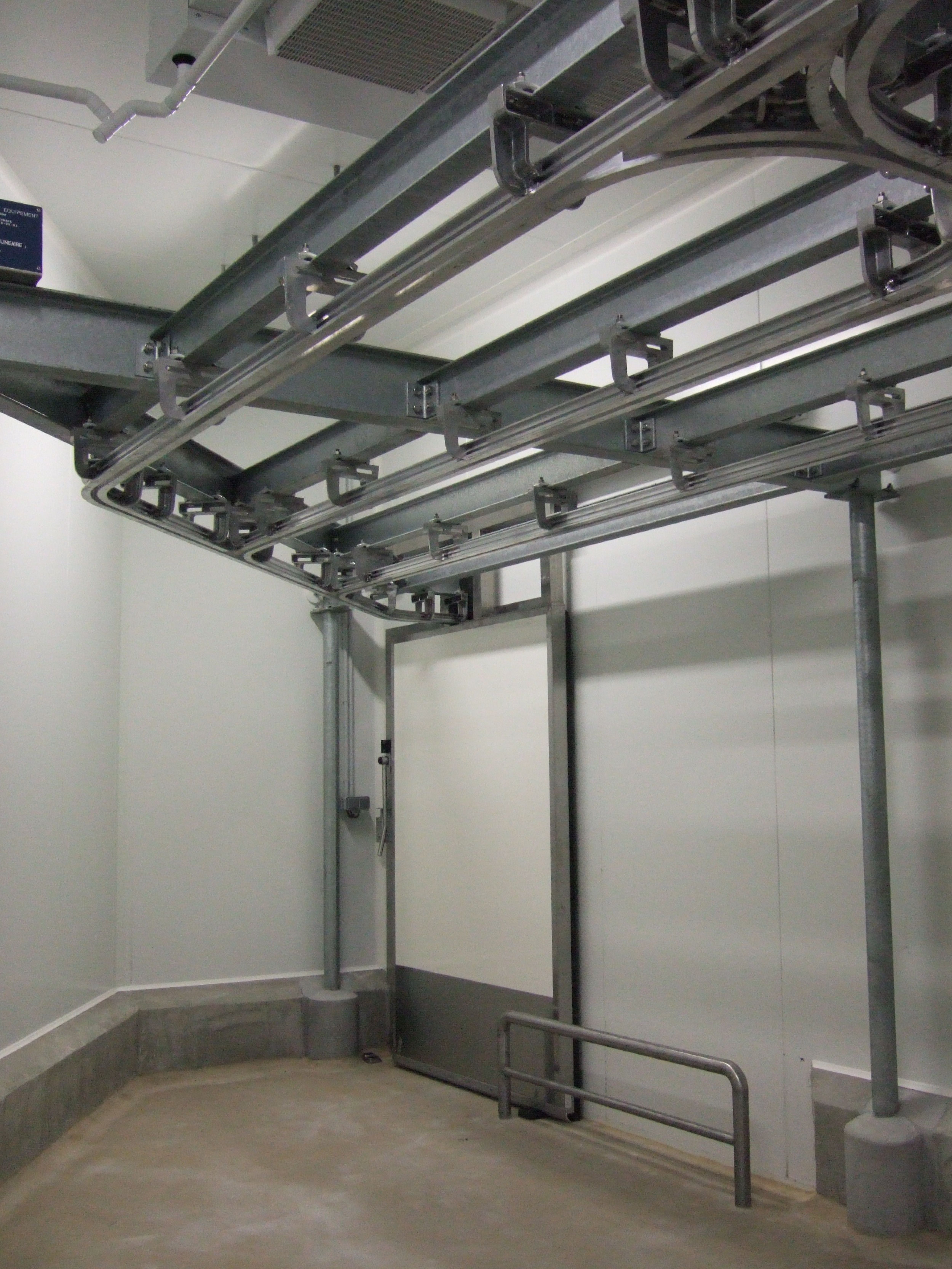Porte coulissante positive avec passage de rail